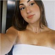 Estudiante de universidad cursando el tercer año del grado en turismo, con una formación B2 en inglés, y con estudios de infantil, primaria y secundar